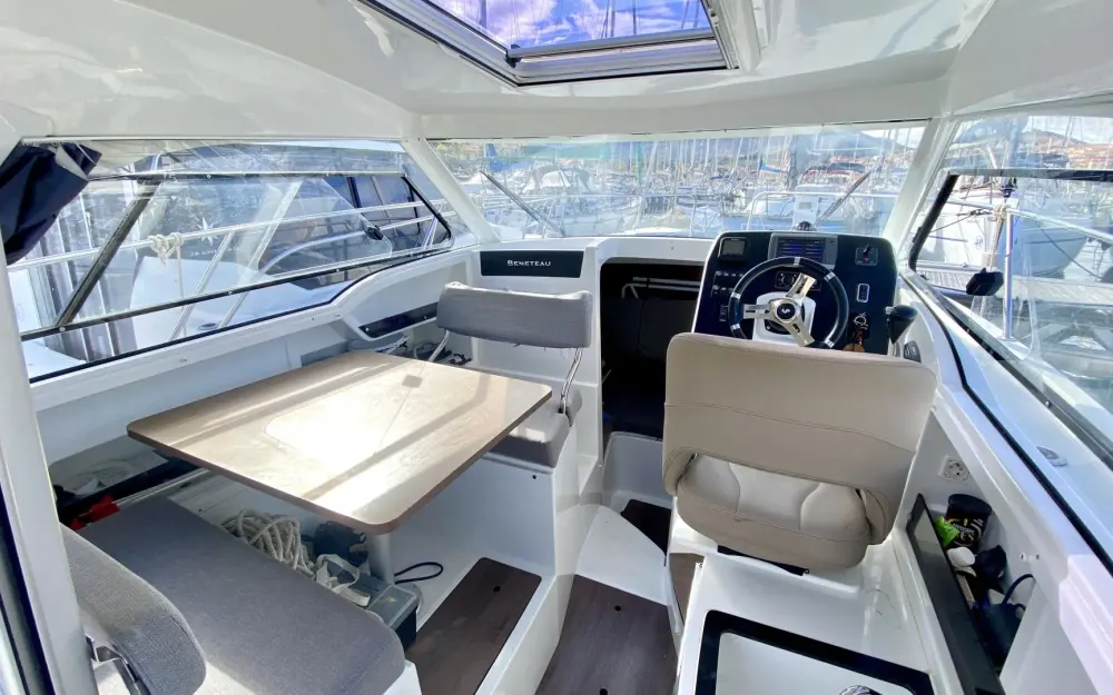 slider 5 Beneteau Antares 8 OB