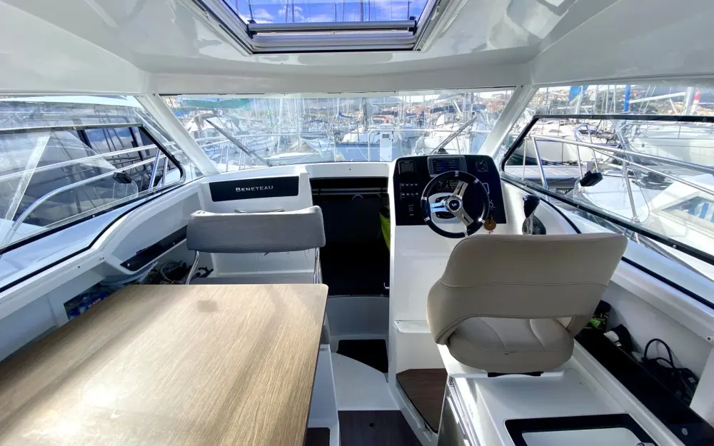 slider 6 Beneteau Antares 8 OB