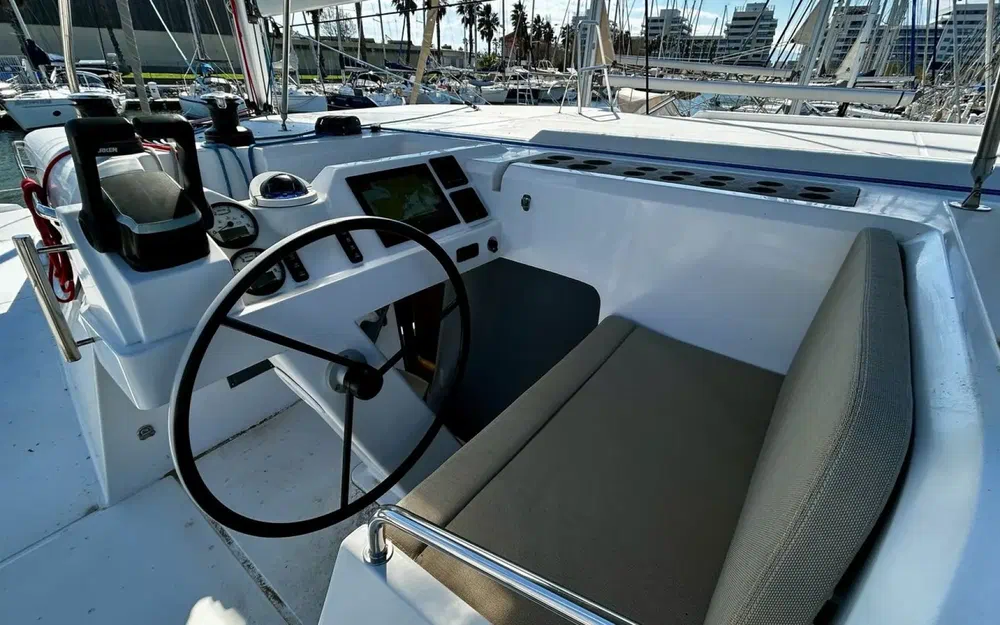 slider 6 Aventura Yacht Aventura 37