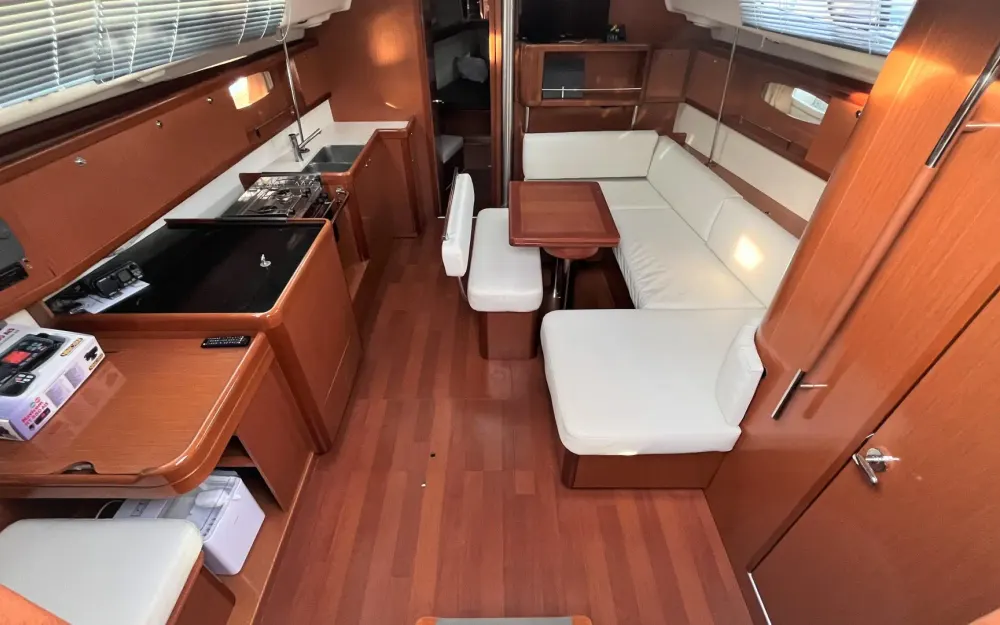 slider 10 Beneteau Oceanis 43