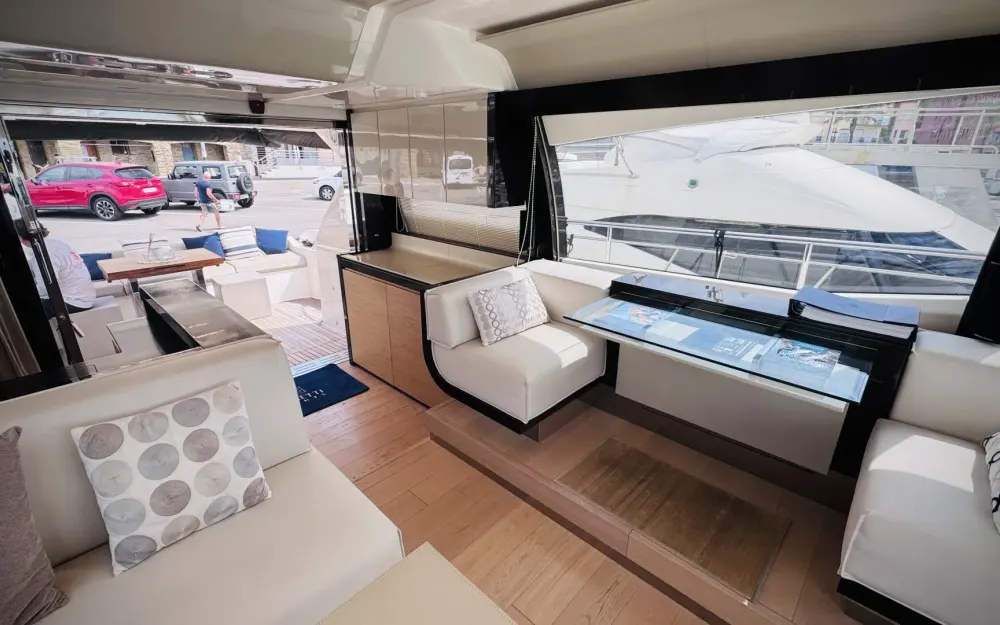 slider 9 Ferretti  550