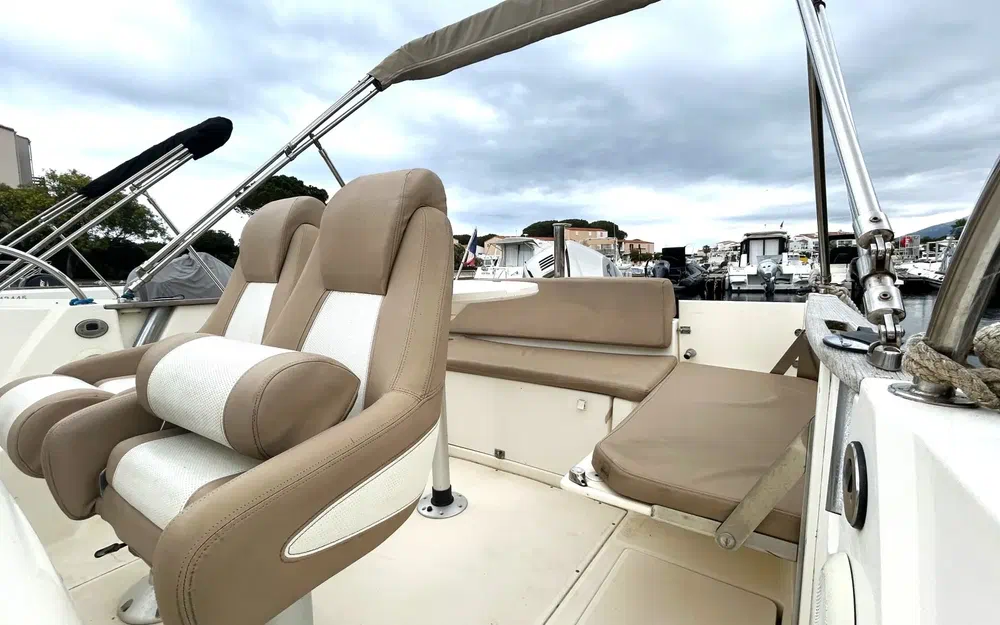 slider 10 Jeanneau Cap Camarat 755