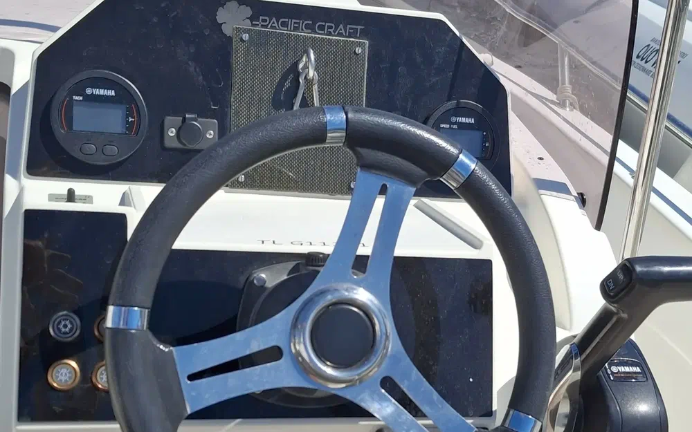 slider 8 Pacific Craft 625 Open