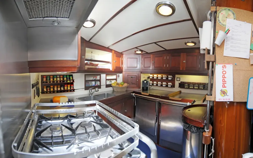 slider 26 Alexander Stephen  Sons Classic Yacht