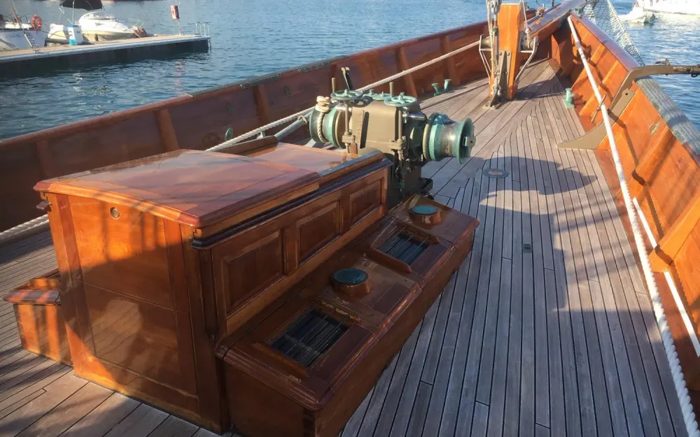 slider 29 Alexander Stephen  Sons Classic Yacht