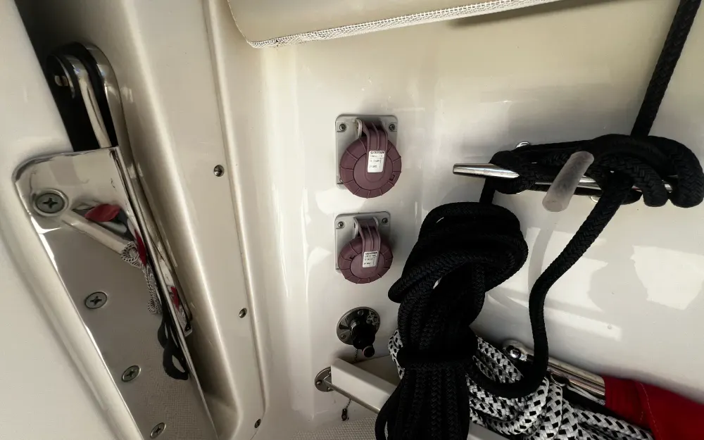 slider 37 Boston Whaler  270 Vantage