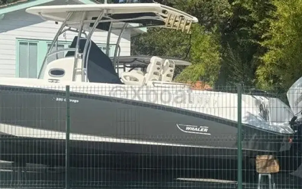slider 4 Boston Whaler  320 Outrage