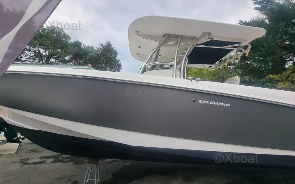 slider 5 Boston Whaler  320 Outrage