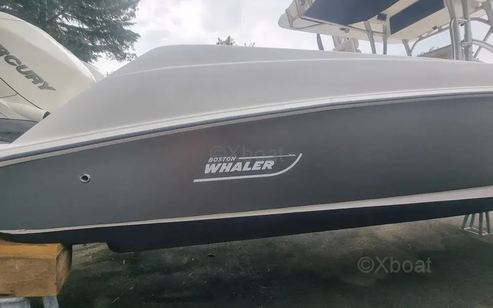 slider 7 Boston Whaler  320 Outrage