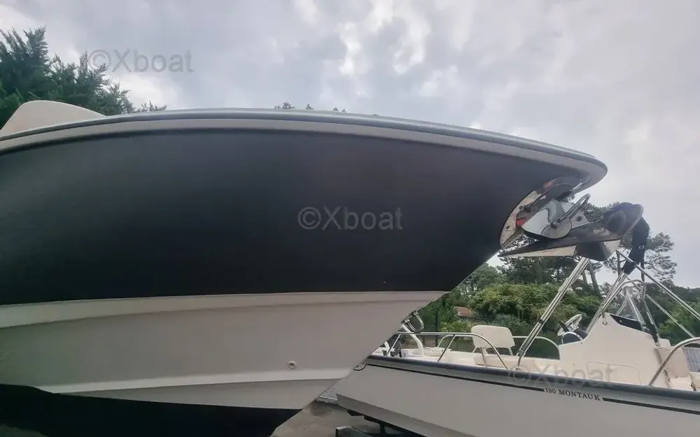 slider 8 Boston Whaler  320 Outrage