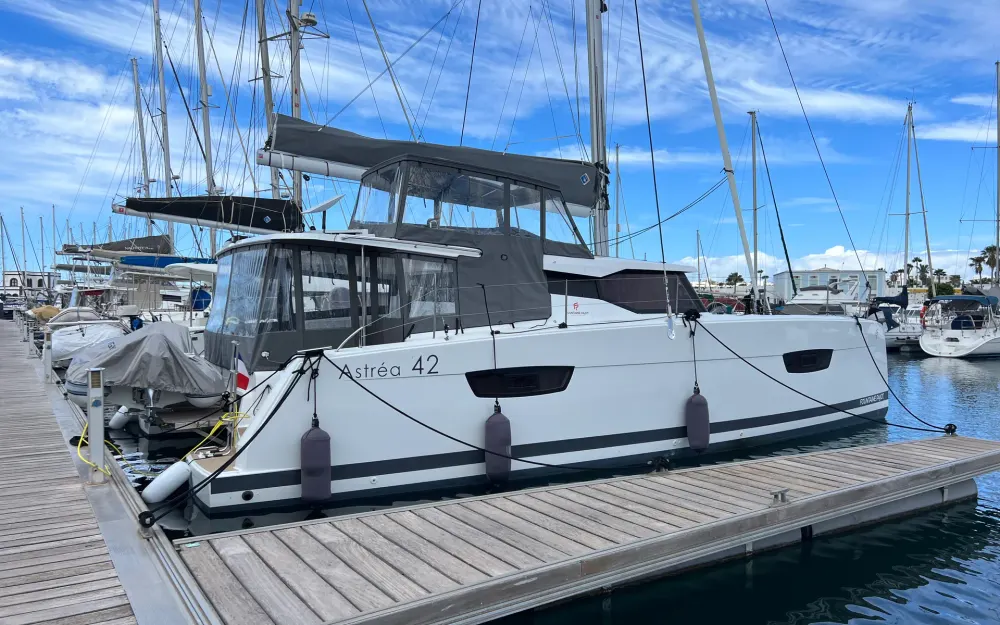 slider 1 Fountaine Pajot Astrea 42