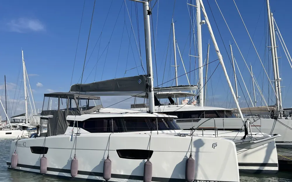 slider 3 Fountaine Pajot Astrea 42