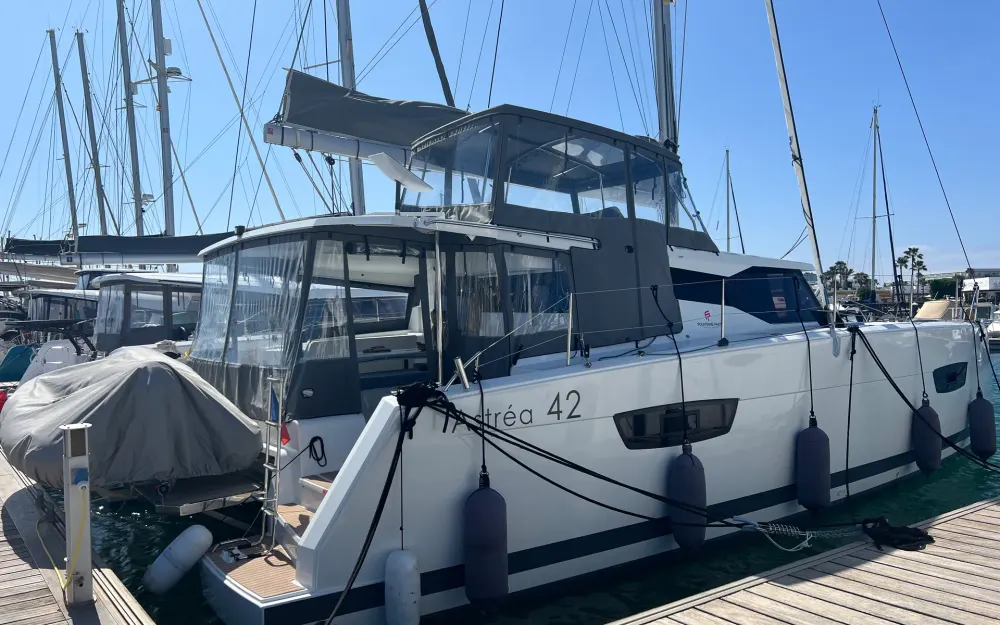 slider 2 Fountaine Pajot Astrea 42