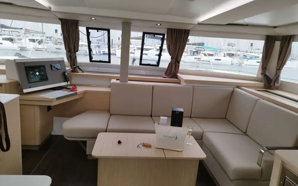 slider 13 Fountaine Pajot Astrea 42
