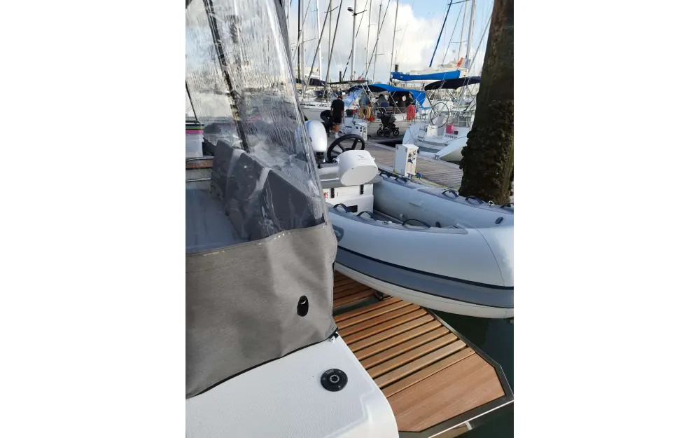 slider 25 Fountaine Pajot Astrea 42