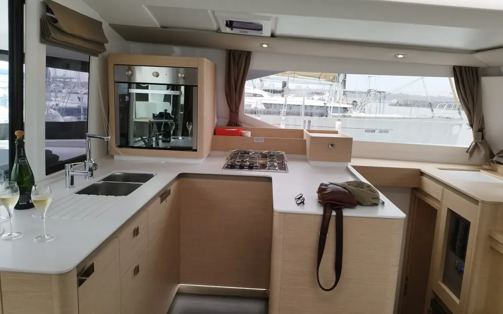 slider 14 Fountaine Pajot Astrea 42