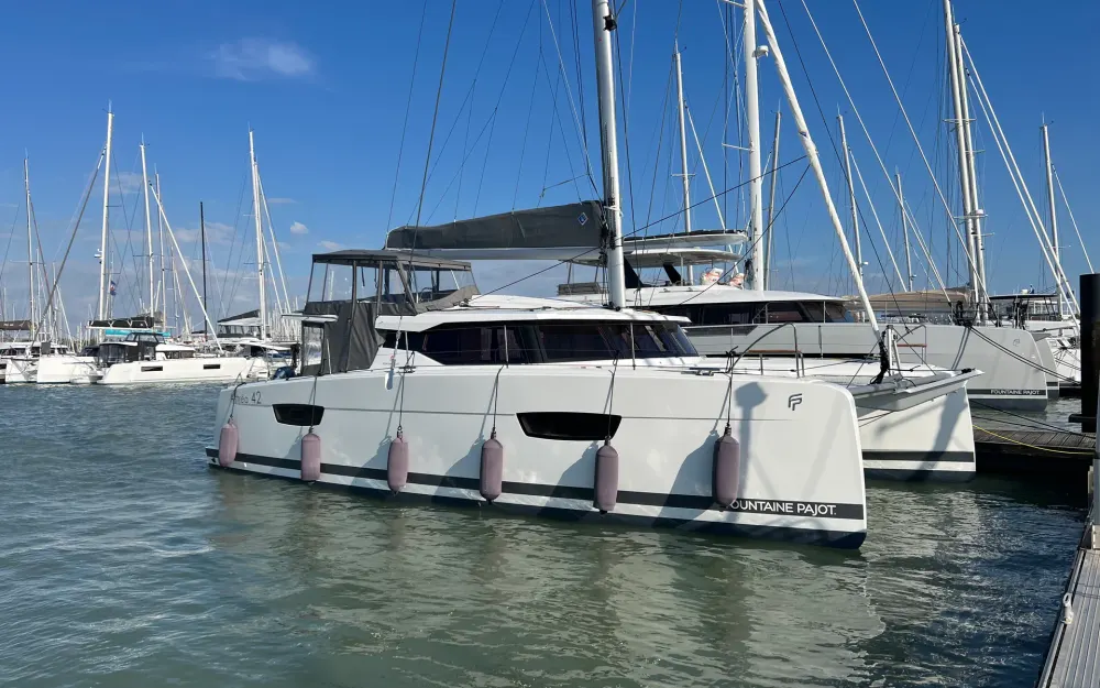 slider 4 Fountaine Pajot Astrea 42
