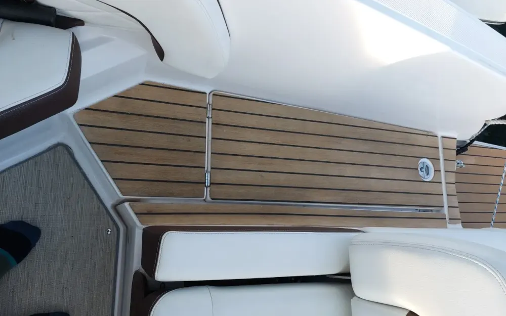 slider 19 Regal 2300 bow rider