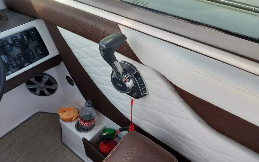 slider 7 Regal 2300 bow rider