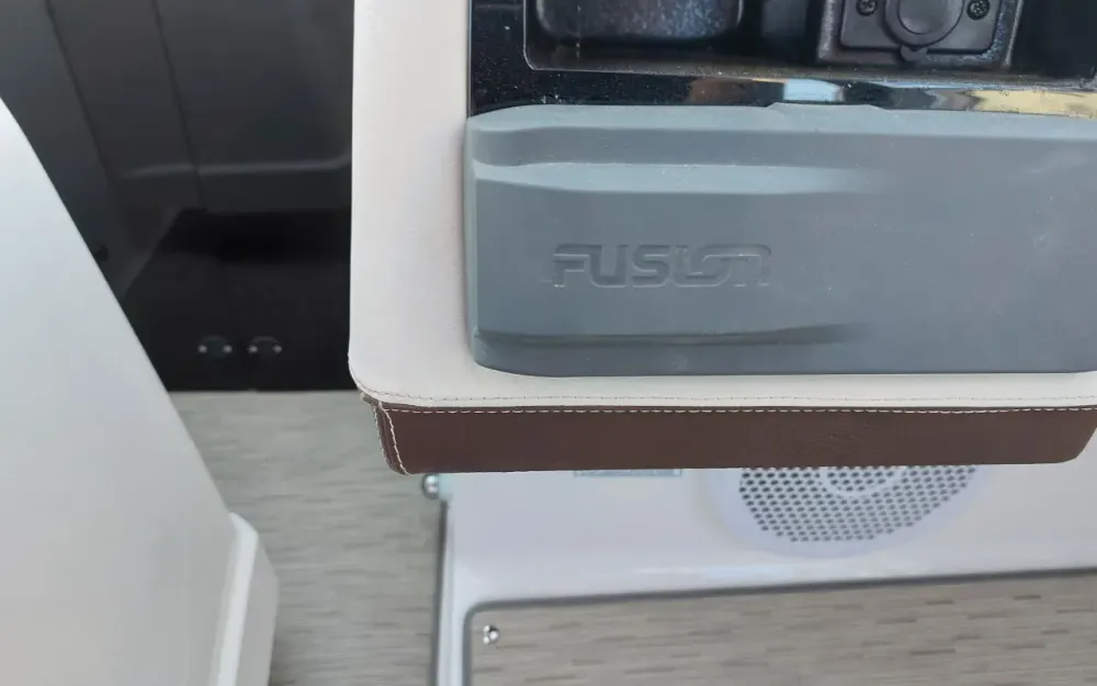 slider 10 Regal 2300 bow rider