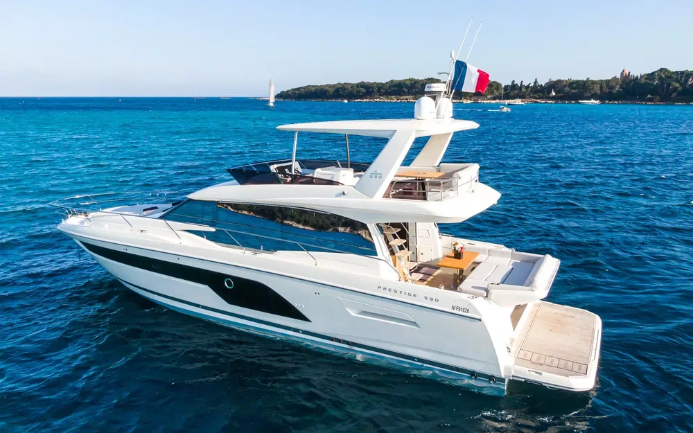 slider 0 Prestige Yachts 590 Fly