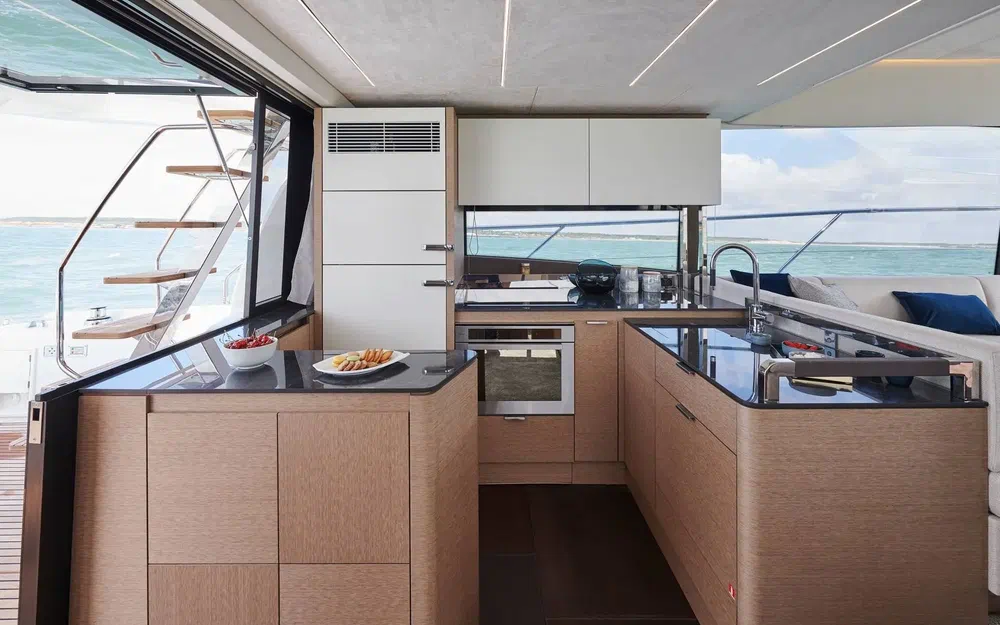 slider 4 Prestige Yachts 590 Fly