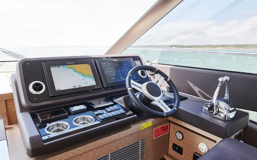slider 5 Prestige Yachts 590 Fly
