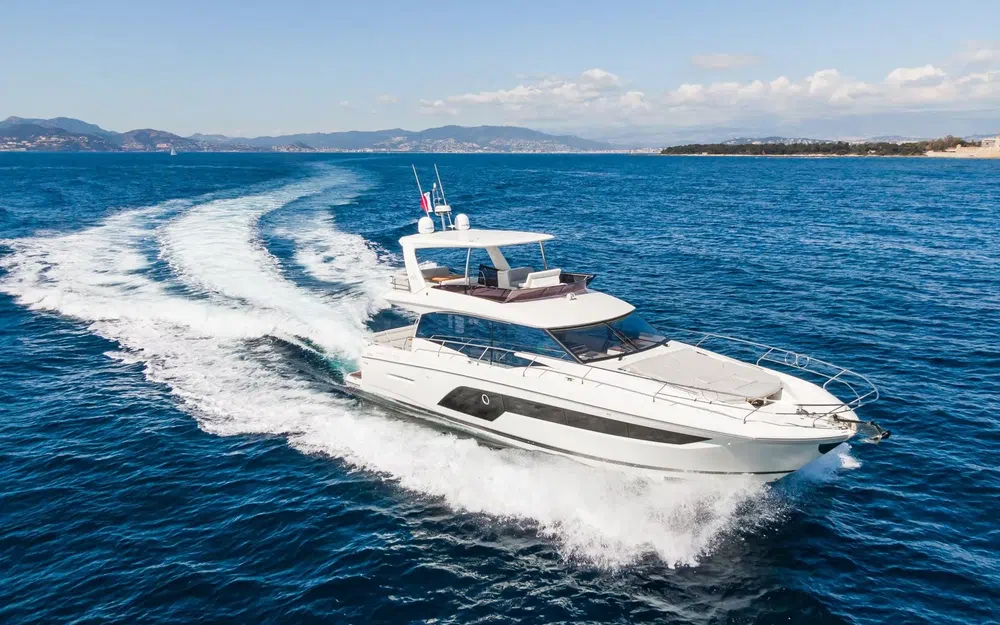 slider 8 Prestige Yachts 590 Fly