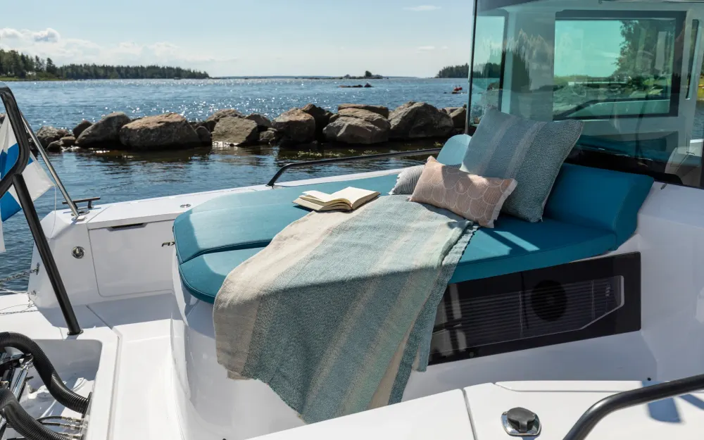 slider 10 Axopar  37 XC Cross Cabin