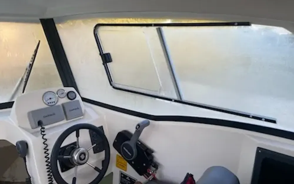 slider 6 Parker  660 Pilothouse