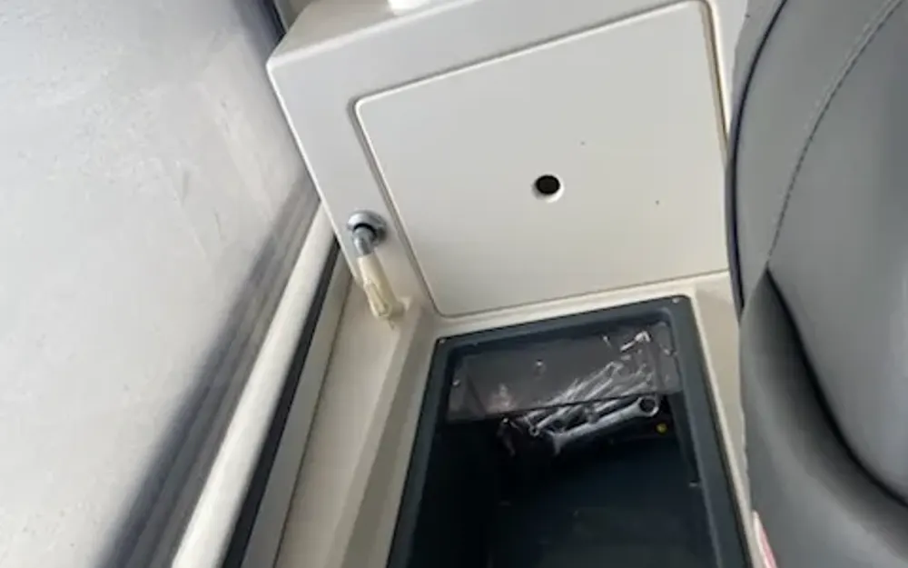 slider 8 Parker  660 Pilothouse