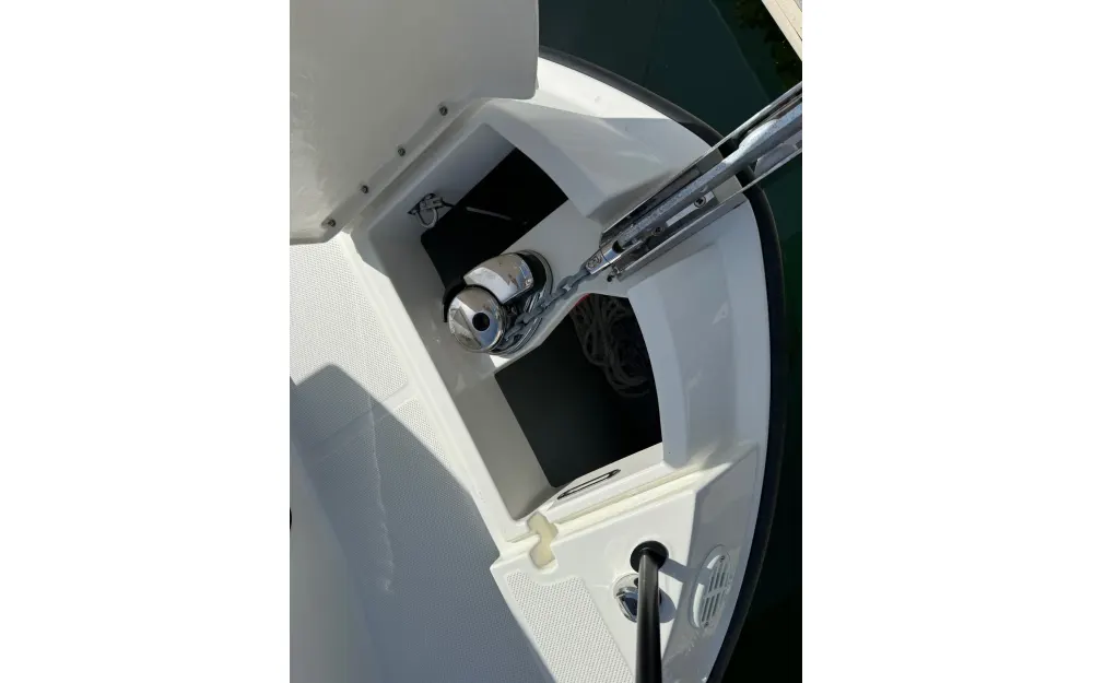 slider 9 Quicksilver Captur 625 Pilothouse