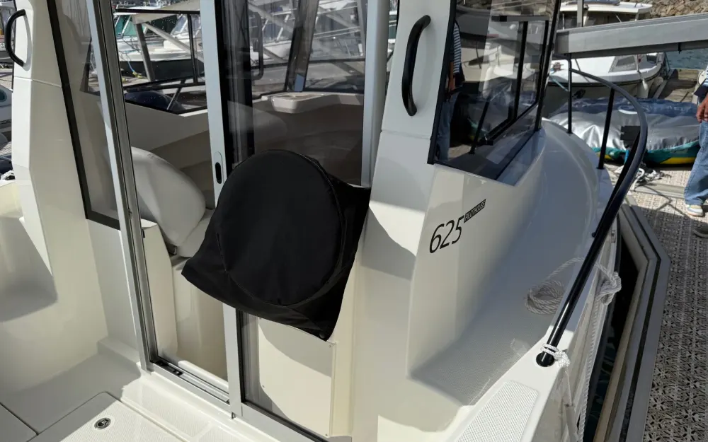 slider 11 Quicksilver Captur 625 Pilothouse