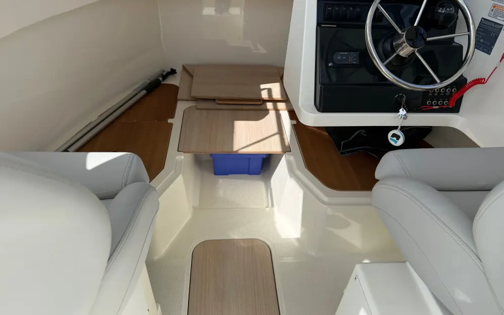 slider 12 Quicksilver Captur 625 Pilothouse