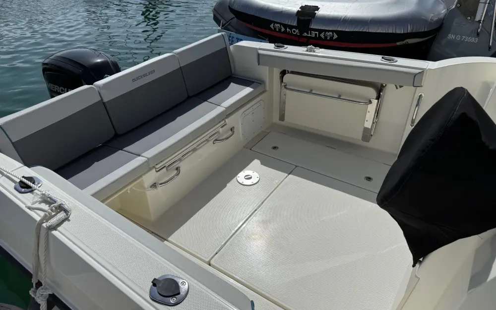 slider 1 Quicksilver Captur 625 Pilothouse