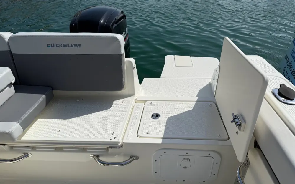 slider 3 Quicksilver Captur 625 Pilothouse