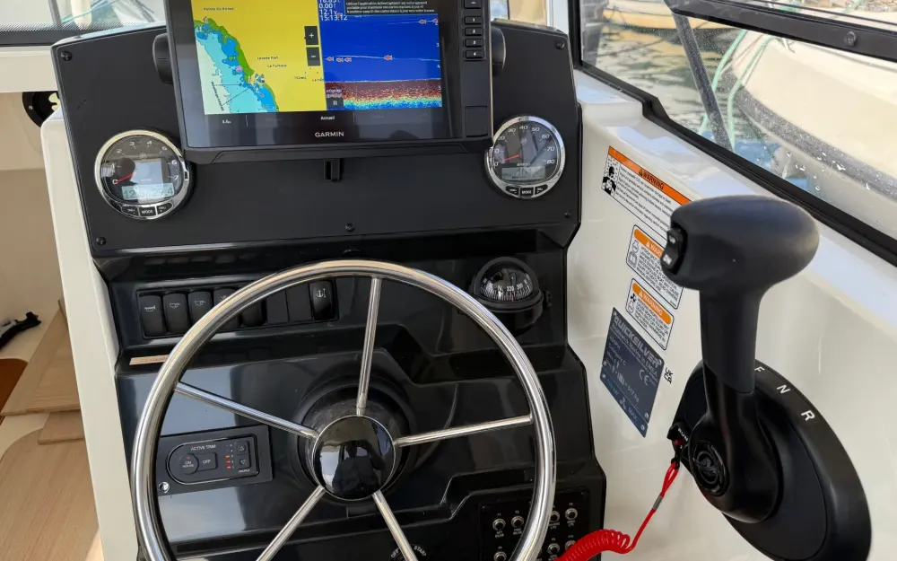 slider 4 Quicksilver Captur 625 Pilothouse