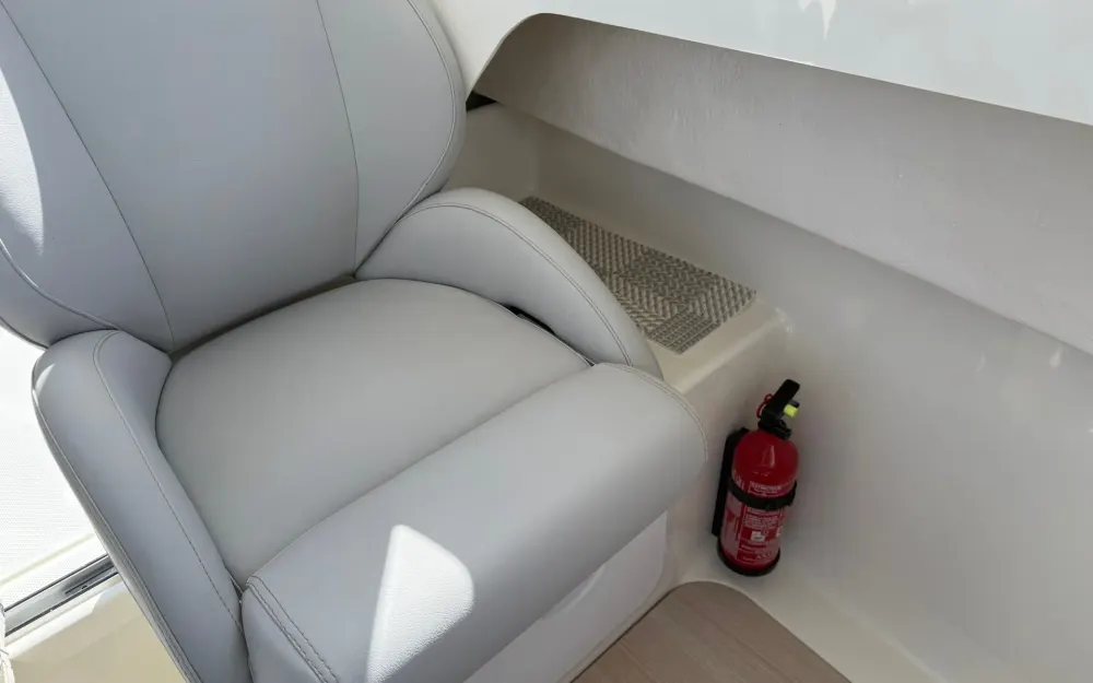 slider 5 Quicksilver Captur 625 Pilothouse
