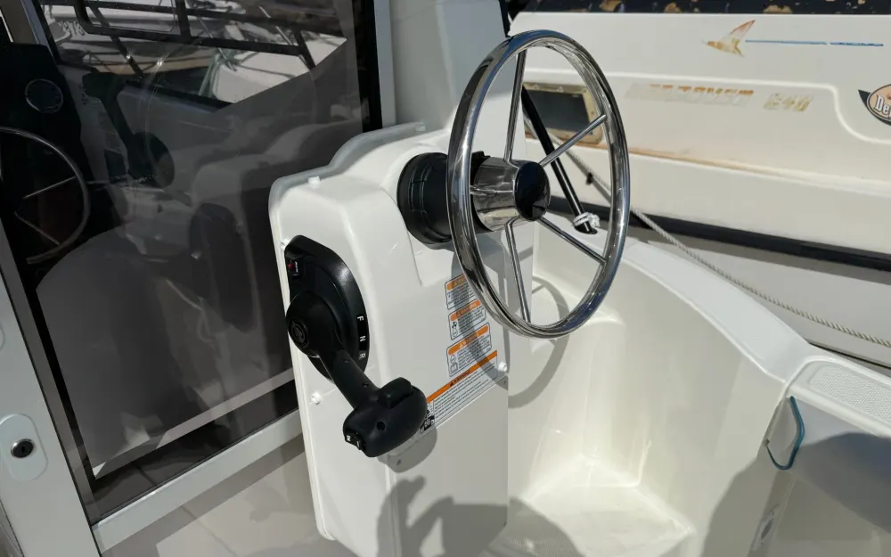 slider 6 Quicksilver Captur 625 Pilothouse