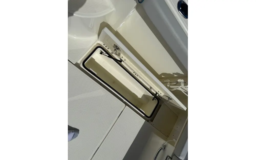slider 8 Quicksilver Captur 625 Pilothouse