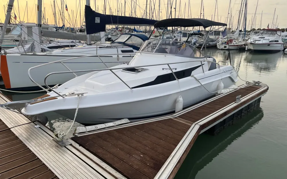 slider 1 B2 Marine CAP FERRET 752 CRUISER