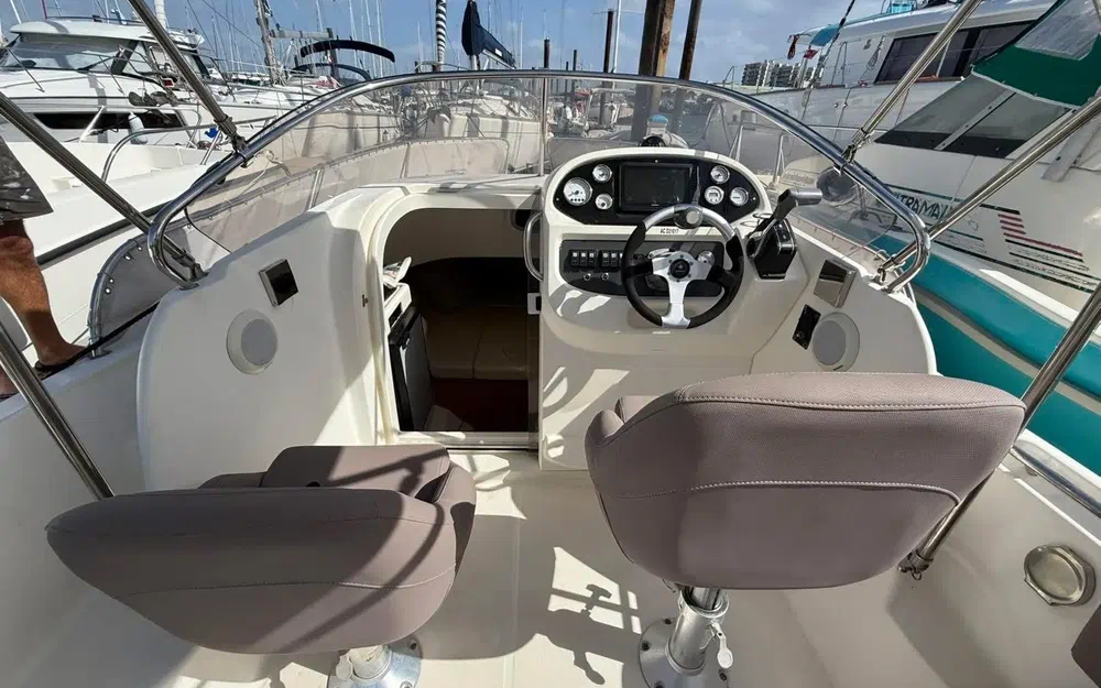 slider 10 Jeanneau Cap Camarat 715