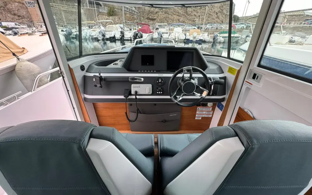 slider 15 Axopar  28 Open