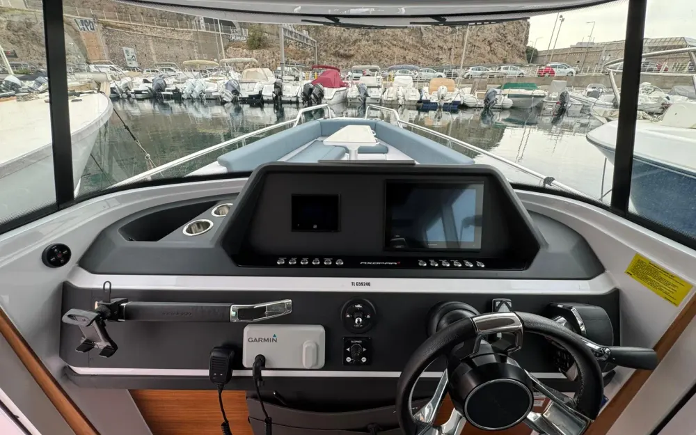 slider 16 Axopar  28 Open