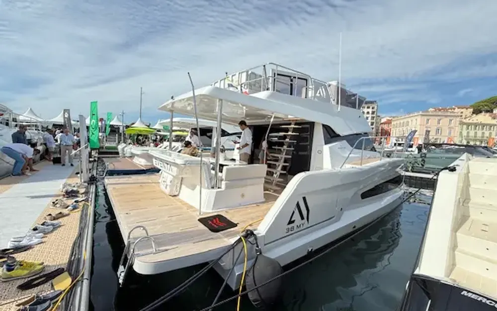 slider 0 Aventura Catamarans Aventura 38