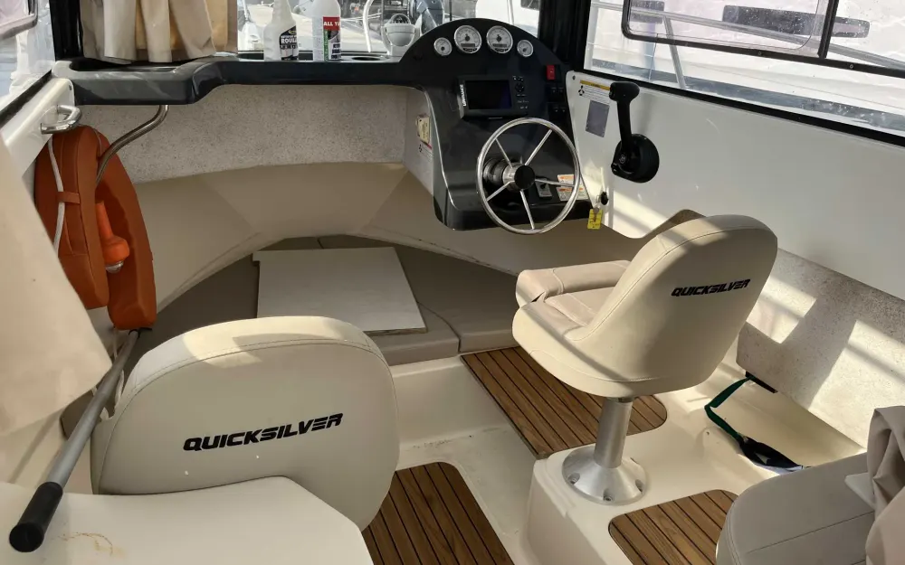 slider 3 Quicksilver  675 Pilothouse