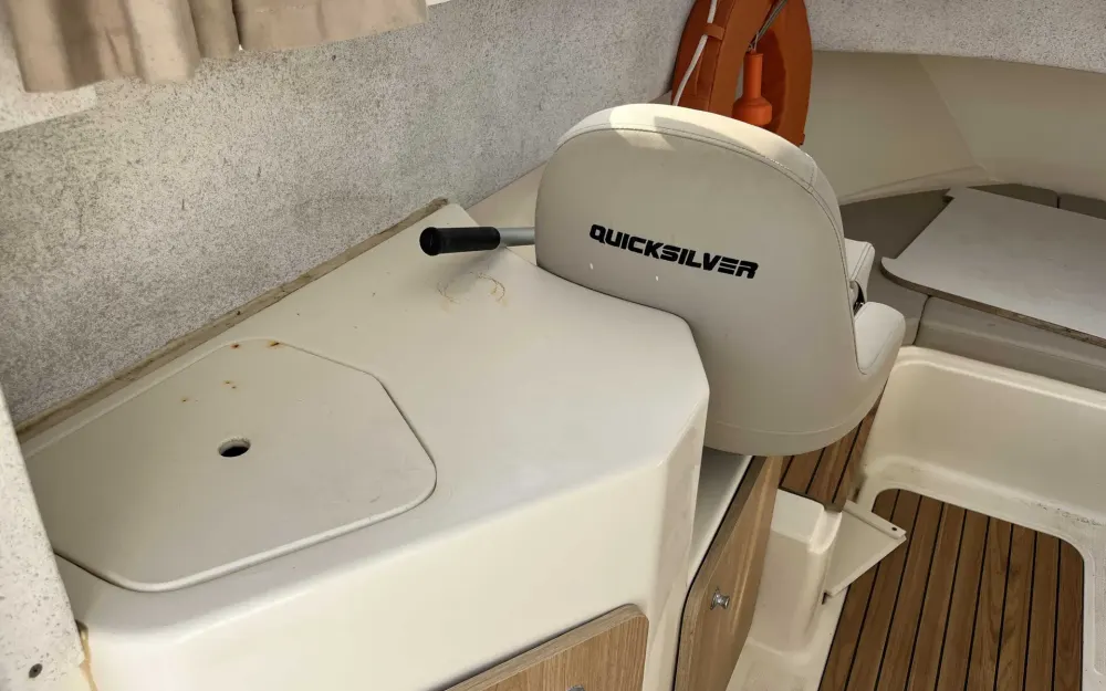 slider 4 Quicksilver  675 Pilothouse
