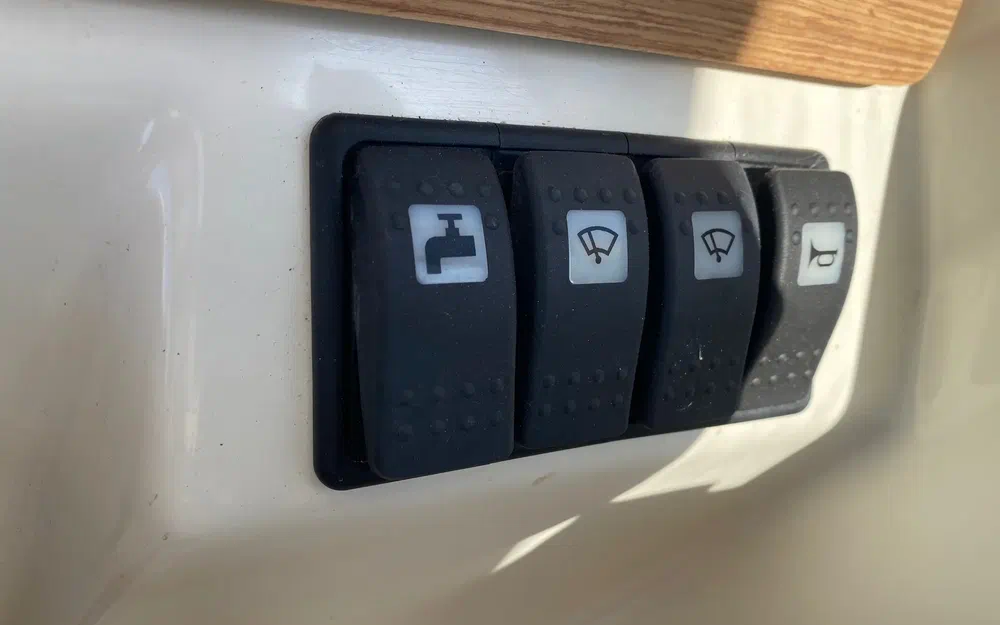 slider 9 Jeanneau Merry Fisher 725Legende