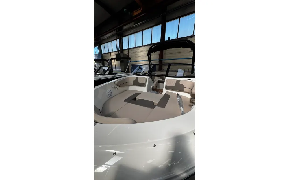 slider 8 Bayliner VR4