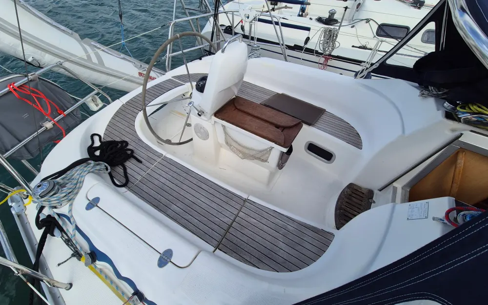 slider 2 Bavaria  33 cruiser